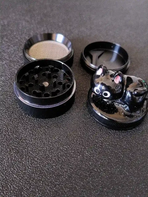 3D Black Cat Glossy Black 4-Layer Metal Grinder 3D Black Cat Glossy Black 4-Layer Metal Grinder