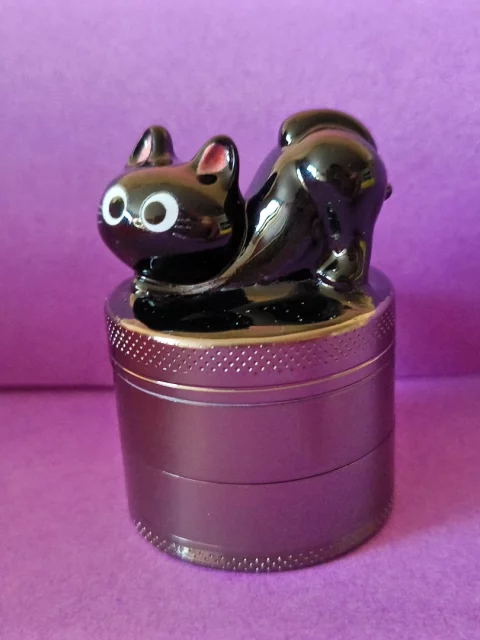 Playful Black Cat Mini Grinder – Cute, Compact & Functional