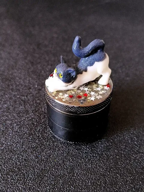 Stretching Cow Cat Black 4-Layer Metal Grinder Stretching Cow Cat Black 4-Layer Metal Grinder