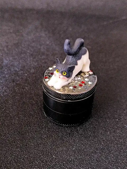 Stretching Cow Cat Black 4-Layer Metal Grinder